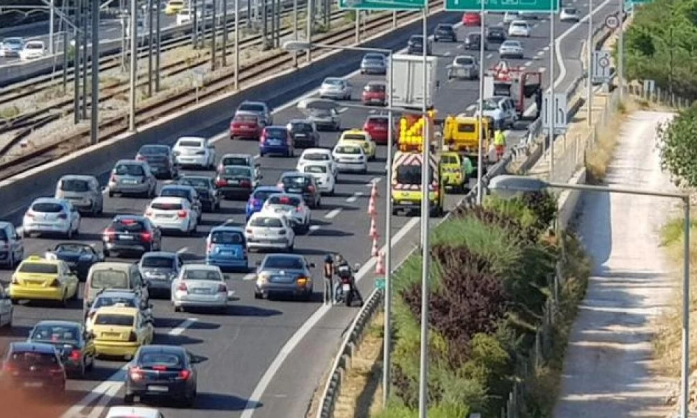 Μποτιλιάρισμα στην Αττική Οδό λόγω τροχαίου